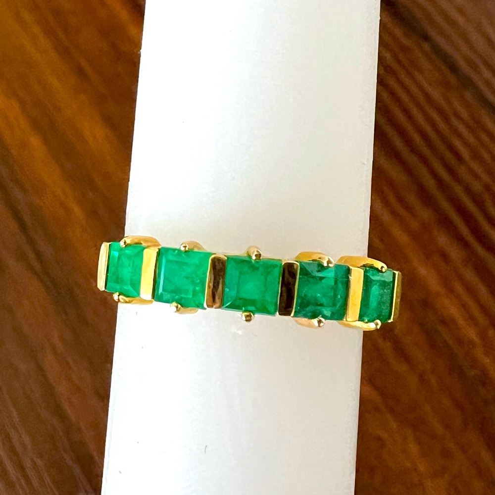 Emerald ring. HALF ETERNITY RINGE 18K YELLOW.